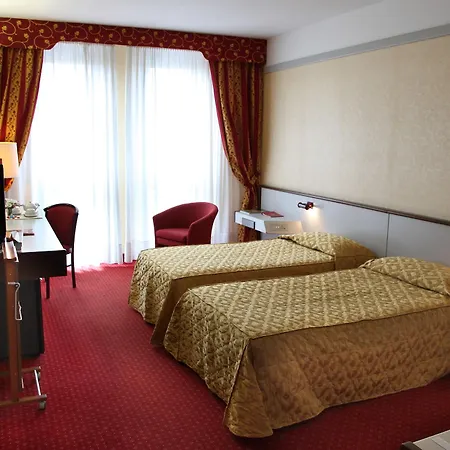 Maxim Hotel 4*